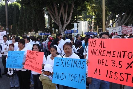 Maestros del CEHNCH protestan en el zócalo contra reforma a ley del ISSSTEP