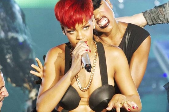 Rihanna, once países la desairan por sexy