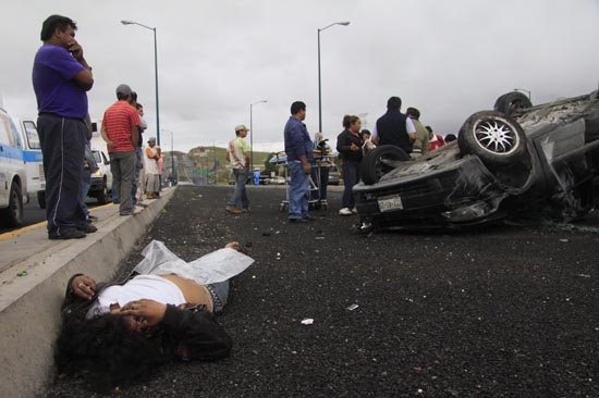 Volcadura en el Periférico Ecológico dejó cuatro personas heridas