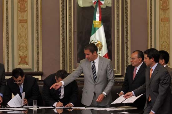 Congreso y RMV signan acuerdo para evitar parálisis legislativa por elección de 2012