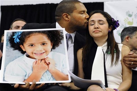 Deudos de niños asesinados en Connecticut piden freno a la violencia