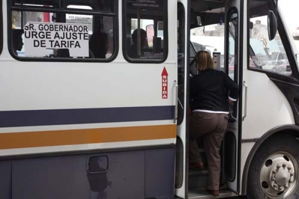 Todavía amenazan con aumento al pasaje