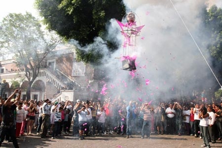 Tradicional quema de Judas en el Barrio del Artista