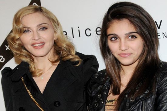 Madonna roba cámara a su hija