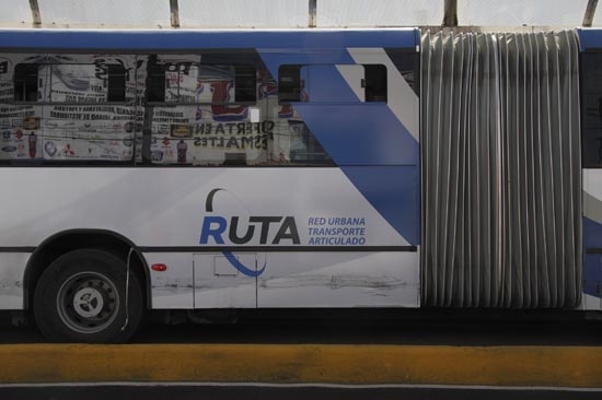 Camioneta invadió carril del RUTA y colisionó con unidad articulada