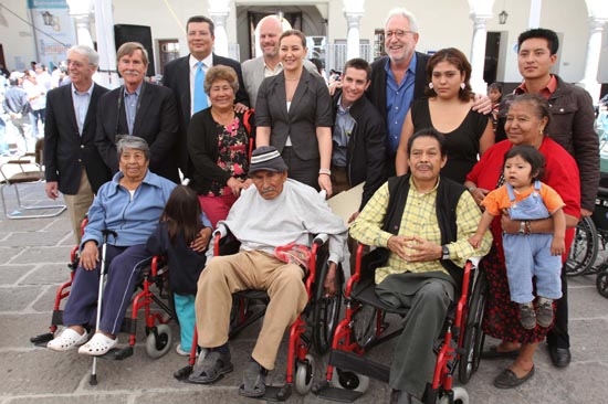 DIF, Wheelchair Foundation y Almaden Minerals entregan 100 sillas de ruedas