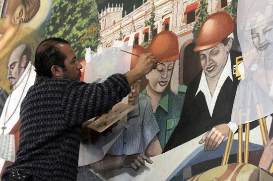 Empiezan a borrar a Mario Marín del mural del ayuntamiento de Puebla