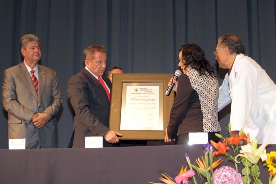 Universitarios del área de la Salud reconocen labor de Enrique Agüera Ibáñez