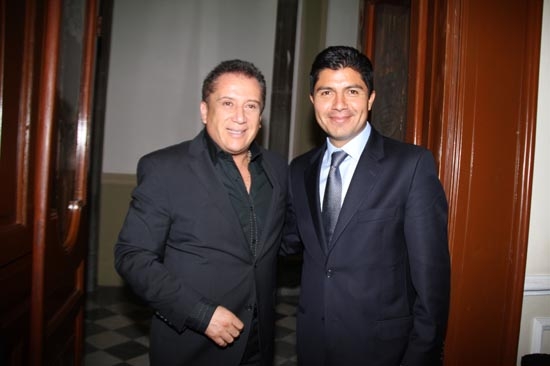 Agüera acude al Palacio Municipal para iniciar relación con Rivera