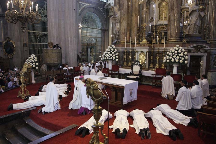 Arzobispo de Puebla ordena a 10 Diáconos y les pide vivir en el celibato
