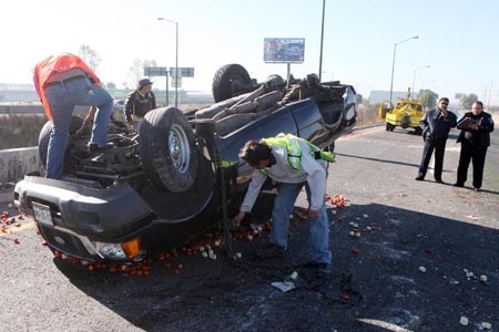 Camioneta que transportaba verdura volcó en el Periférico Ecológico
