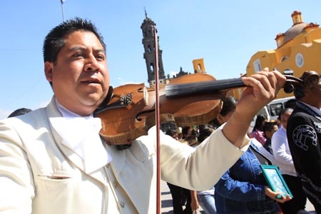 Músicos y mariachis celebraron su día por las calles de Puebla