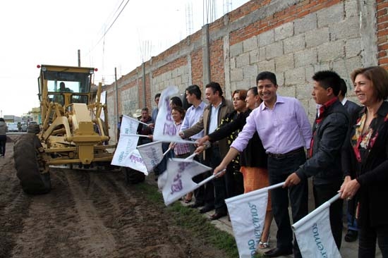 Eduardo Rivera inicia obras de pavimentación en Tlilostoc