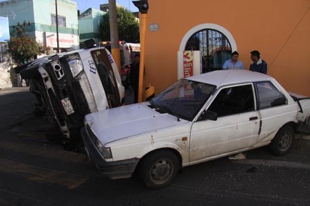 Tres lesionados al colisionar transporte público y vehículo particular en El Carmen