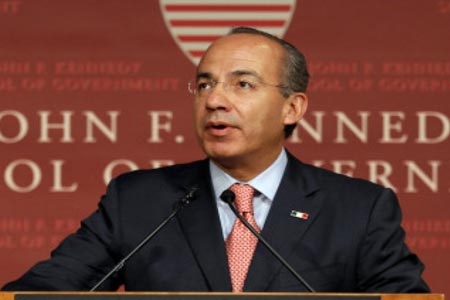 Poblano reúne 35 mil firmas contra Calderón; Harvard defiende al ex presidente