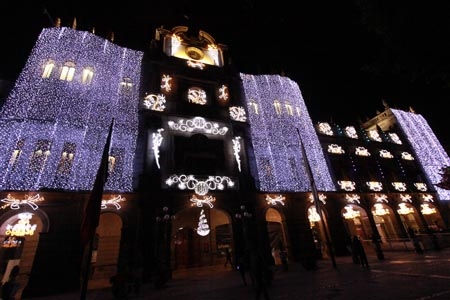 Lista la iluminación navideña en el zócalo de Puebla
