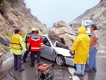 Deja 3 heridos la caída de una piedra sobre un auto en la Cuacnopalan-Oaxaca