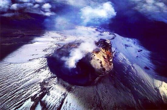 Armada de México realiza sobrevuelo al volcán Popocatépetl
