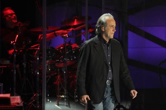 Serrat vuelve a enamorar a los poblanos