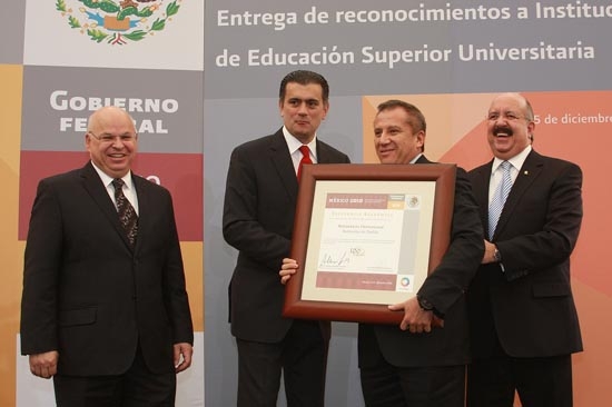 Enrique Agüera recibe el Premio a la Excelencia Académica para la BUAP