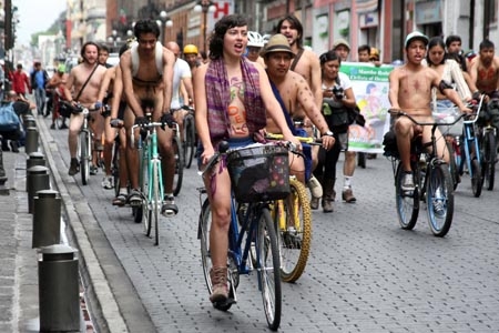 Rodada nudista de ciclistas transitó por el Centro Histórico