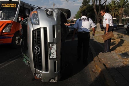 Volcadura de una camioneta frente al CENHCH provocó caos vehicular