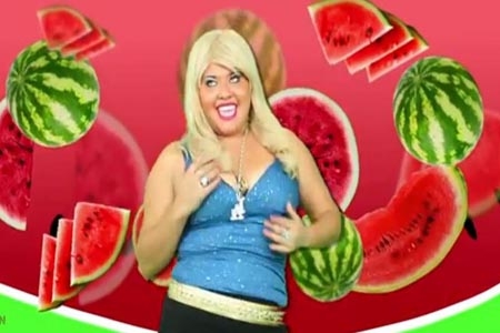 Quinceañera mexicana pide silicón por YouTube
