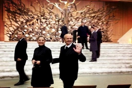 Gobernador de Michoacán viaja a El Vaticano con comitiva de 100 personas