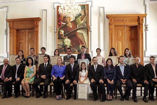 Edil de Puebla entrega Premio Municipal de la Juventud 2013