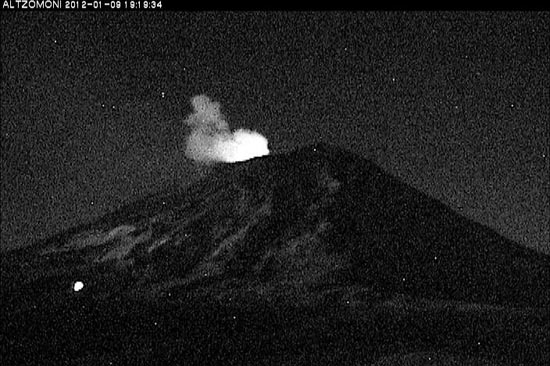 Popocatépetl arroja material incandescente