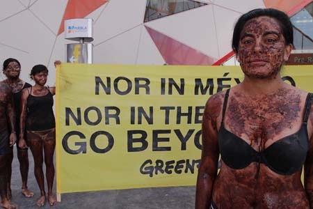 Activistas de Greenpeace se manifestaron en la sede del Congreso Mexicano del Petróleo