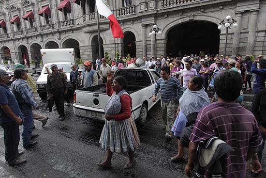 Habitantes de San Miguel Canoa exigen cese del edil auxiliar