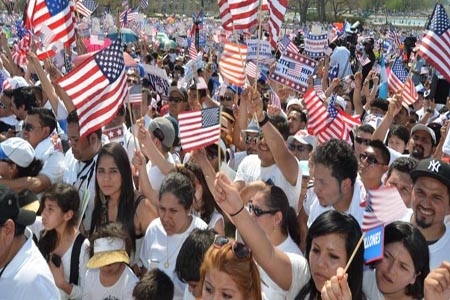 Senado de EU aprueba reforma migratoria; plantea militarizar frontera con México