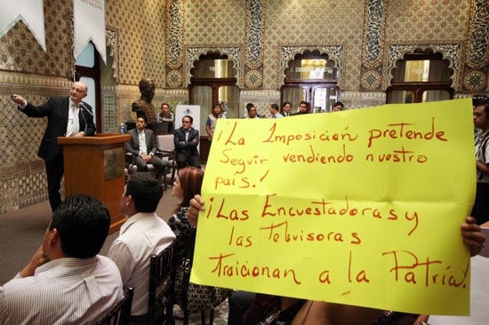 Roy Campos en Puebla: seguidores de AMLO le lanzan huevos y le gritan “vendido”