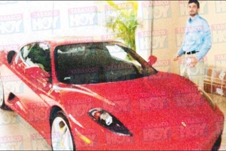Tesorero de Granier presume Ferrari de 4.6 mdp adquirido en Puebla