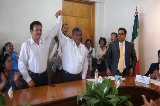 Eric Lara se registra ante el IFE como candidato del Panal a diputado por Tepeaca