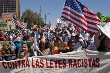Cientos de inmigrantes protestan contra la Ley Arizona
