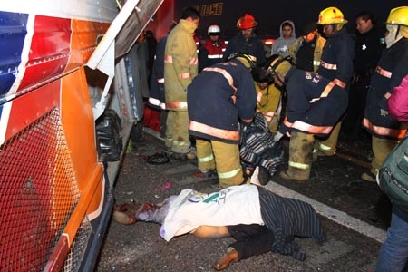 Dos muertos y 17 lesionados, saldo de choque en la autopista Puebla-Orizaba