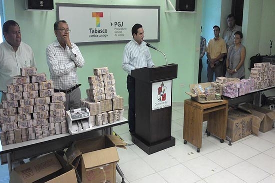 Decomisa PGJ de Tabasco cajas de cartón con 100 mdp a ex tesorero de Granier
