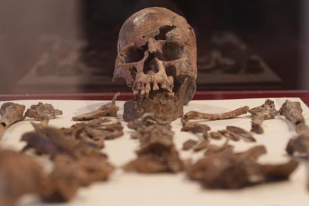 Hallan osamentas y vasijas antiguas en casona del Centro Histórico