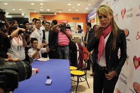 Inés Sainz estuvo en firma de autógrafos en Puebla