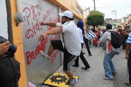 Maestros destrozan sedes de 4 partidos en Guerrero; a la del PRI le prenden fuego