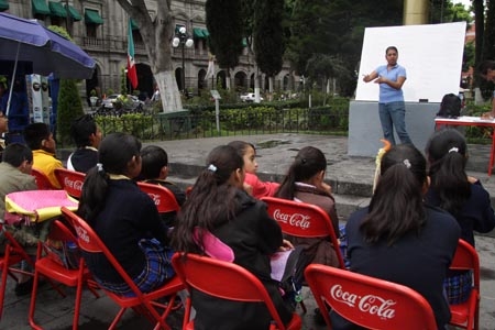 Escuela para sordos imparte clases en el zócalo a falta de instalaciones