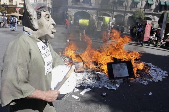 Enjuician a Mario Marín y queman un muñeco con su figura en el zócalo