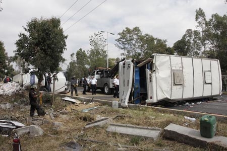 Tráiler embiste a microbús y deja 2 muertos y 10 heridos en Puebla