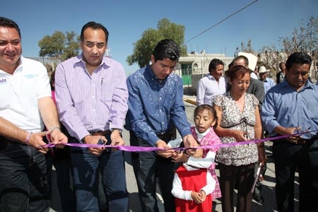 Eduardo Rivera entrega pavimentaciones en las colonias del Sur