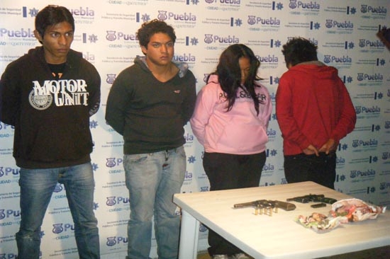 Sujetos armados se dedicaban a atracar transeúntes en Puebla, la policía los capturó