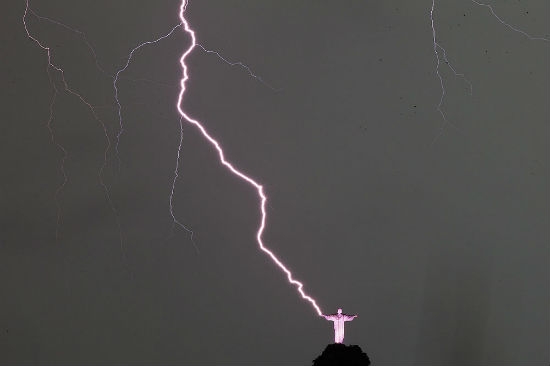 Rayo cae sobre Cristo Redentor en Brasil