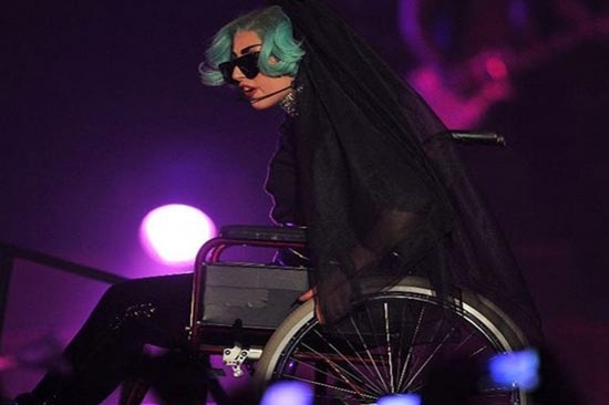 Lady Gaga aparece en silla de ruedas en NY