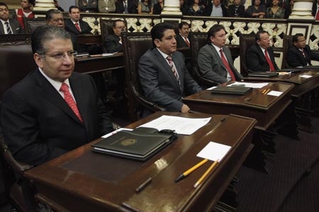 Islas recrimina sumisión del PRI ante Moreno Valle en el Congreso